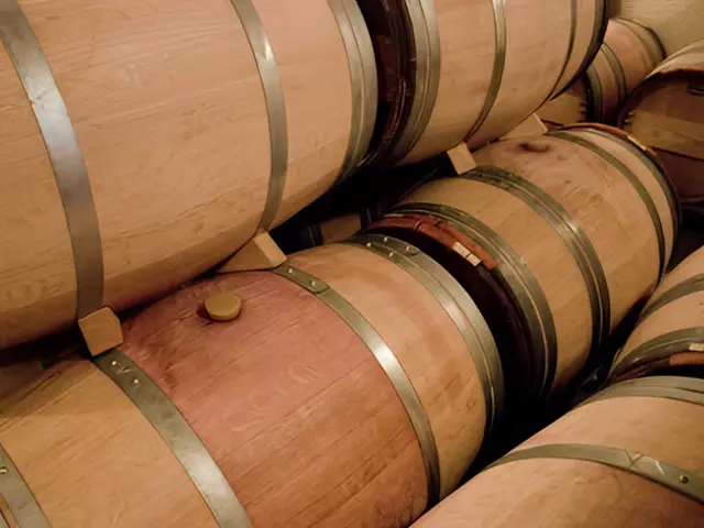 01 wine barrels